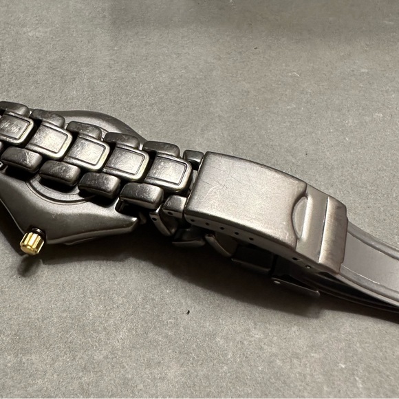 Citizen Eco Drive men’s size watch Titanium Solar-Tech 180 - WR 200 - Picture 9 of 10